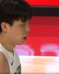 yl23455永利官网-积极性拉满！杨瀚森首节登场已经连续拿下3个篮板！